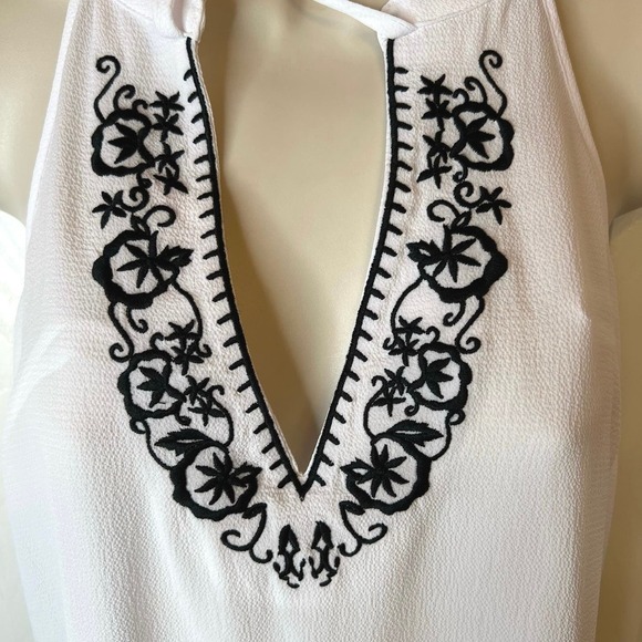 bebe Embroidered Sleeveless V-neck Top in White and Black Size Small - Picture 3 of 9